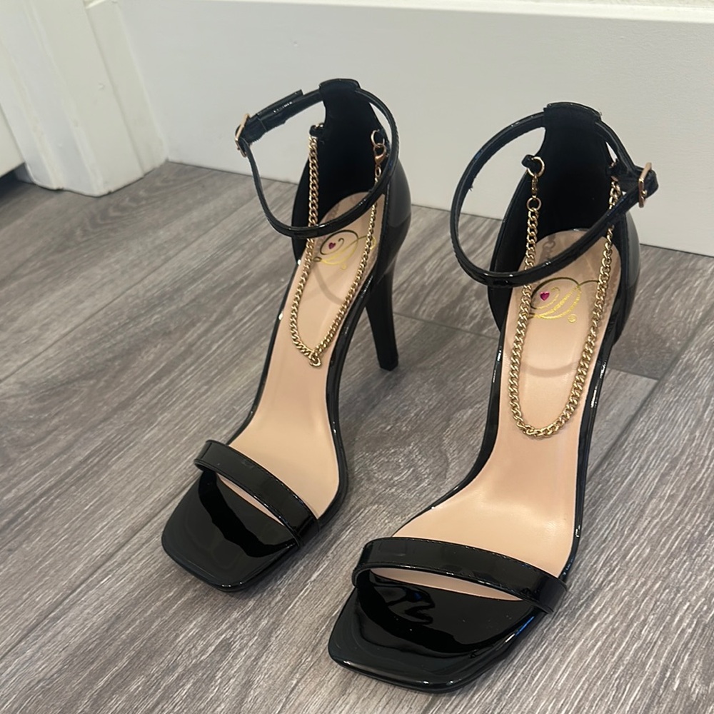 Elegant Black Women's Heels with Gold Chain Detail